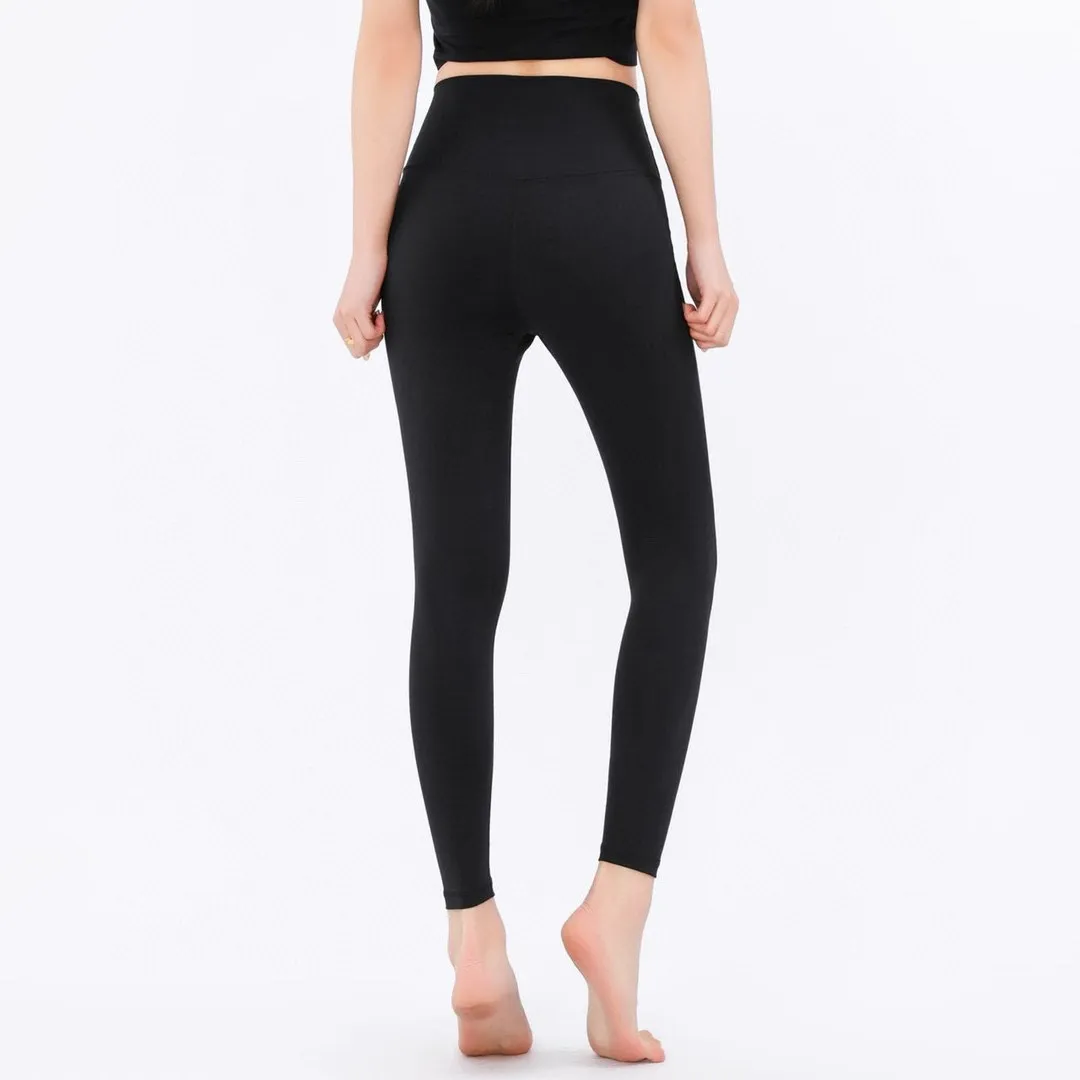 Model photo provided by Lululemon Lulu Yoga Pants Nude Seamless High-Waist Tight Fitness Quick-drying Women's Butt Lift Pants Design Concept~ Create a skin-friendly naked feeling, the special fabric is light and smooth, allowing you to focus on your practice. We have added a pocket design to this model to store small items! Fabric + Features The fabric is light and smooth, with four-sided stretch. Fabric ~ 25 spandex + 75 nylon (the same fabric as Lu Lu) is comfortable and stretchable and not easy to deform. Technology ~ Four needles and six threads are powerful (the same technology as Lu Lu). Technology ~ Italian elastic high silk thread (full elasticity, fit and slimming). High waist design, the waist is flat and fit, reducing tightness! Perfect for wrapping fat! Show your body shape better! Size S M L XL Color Purple Gray Black Bean Green Coffee Brown Rhino Gray